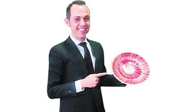 Alfonso Ortiz, con un plato de jamón recién cortado. 