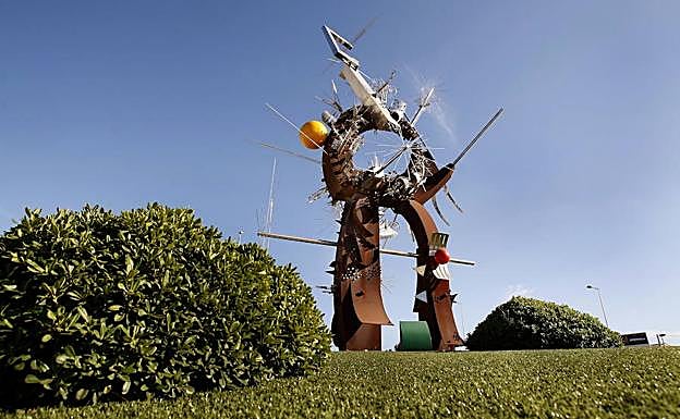 La glorieta de la escultura 'Homenaje a los poetas', donde comenzará la avenida Alejandro Valverde.