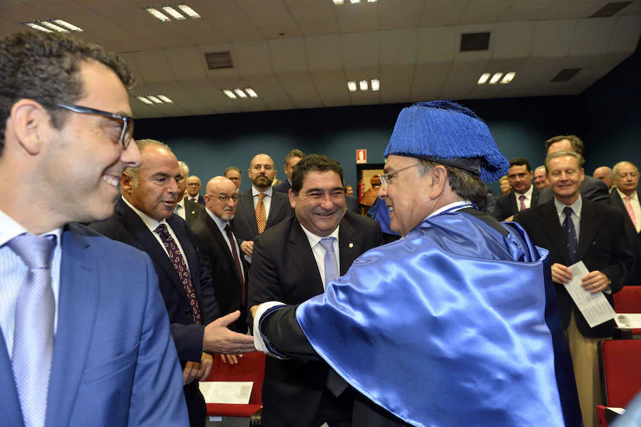El presidente asiste al acto de investidura como doctor honoris causa de Patricio Valverde, «un empresario visionario»