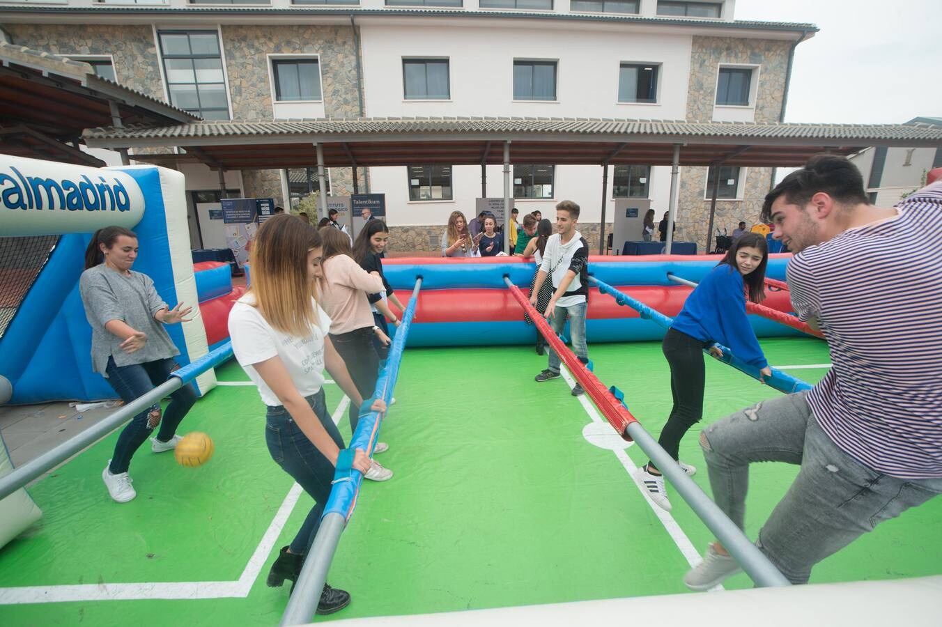 El acto de bienvenida se desarrolló en la plaza central del campus, donde fueron instalados hinchables y expositores con los clubes deportivos que patrocina la UCAM.