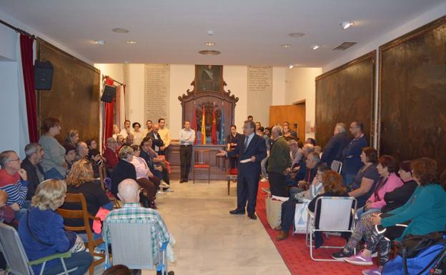 El consejero de Fomento, Patricio Valverde, durante la reunión mantenida esta tarde con los vecinos.