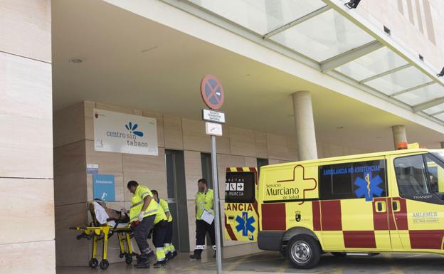 Cuatro sanitarios entran a un enfermo a Urgencias del Santa Lucía. 