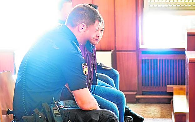 Agentes de la Policía Nacional, ayer, custodiando a los dos acusados en la Audiencia. 