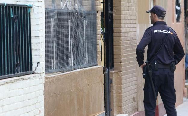 Agentes de la Policía trabajando en las inmediaciones del domicilio de la mujer asesinada en el barrio de los Pajaritos en Sevilla.