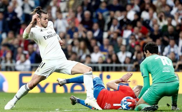 Hruska aborta una acción de Gareth Bale en el duelo que midió al Real Madrid con el Viktoria Pilsen. 