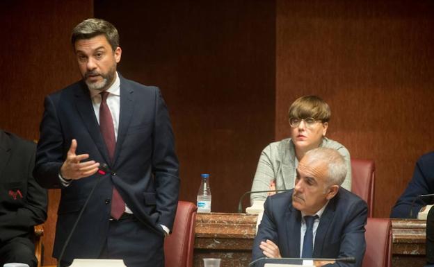 López Pagán, a la izquierda de la imagen, en la Asamblea Regional.