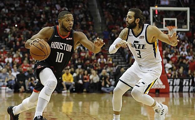 Ricky Rubio defiende a un jugador de los Rockets. 