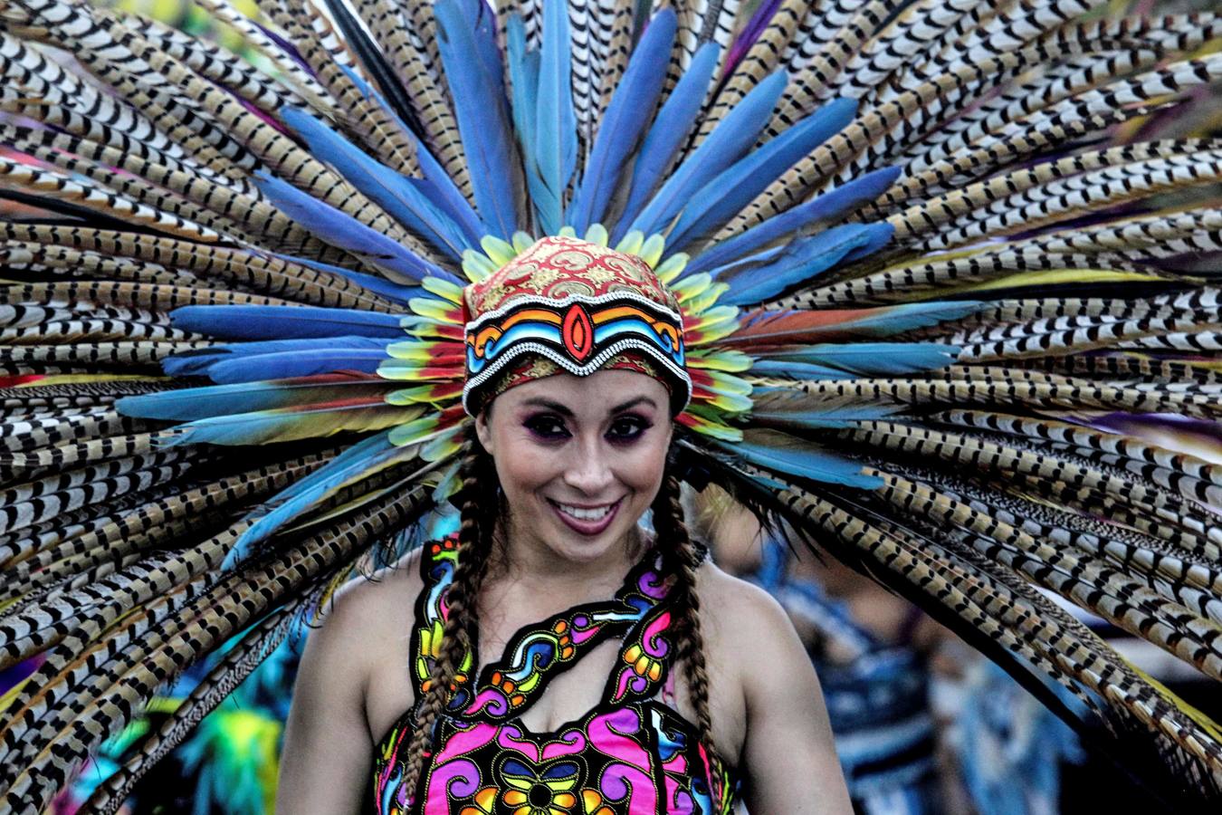 Peregrinos se dirigen a la Catedral Metropolitana de Guadalajara durante un romería en honor a la virgen de Zapopan, en Guadalajara, México. El fervor y devoción de casi dos millones de fieles acompañó la «Romería» de los miles de penitentes que escoltan con danzas y bailes el retorno de la virgen de Zapopan a su iglesia.