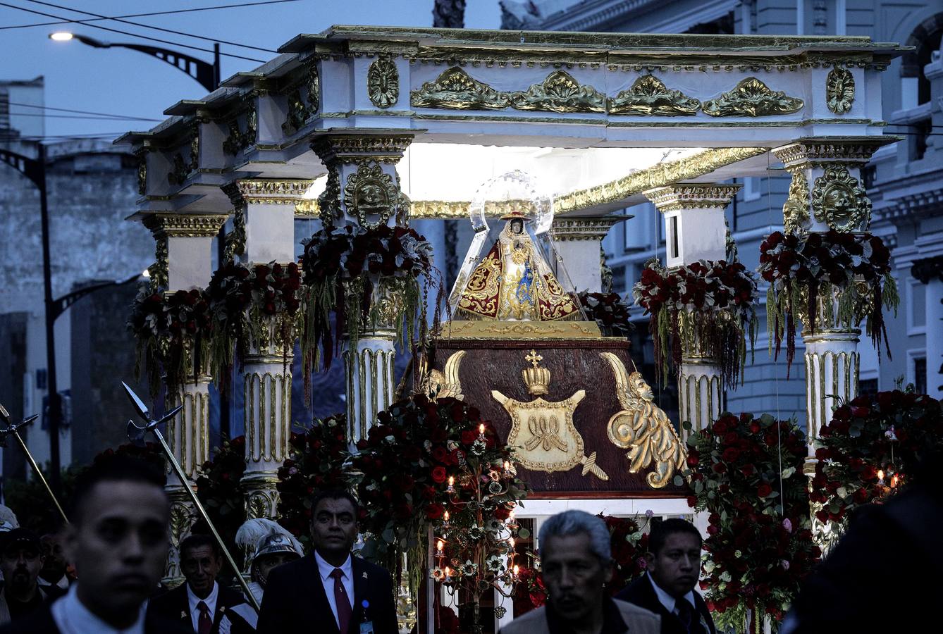 Peregrinos se dirigen a la Catedral Metropolitana de Guadalajara durante un romería en honor a la virgen de Zapopan, en Guadalajara, México. El fervor y devoción de casi dos millones de fieles acompañó la «Romería» de los miles de penitentes que escoltan con danzas y bailes el retorno de la virgen de Zapopan a su iglesia.