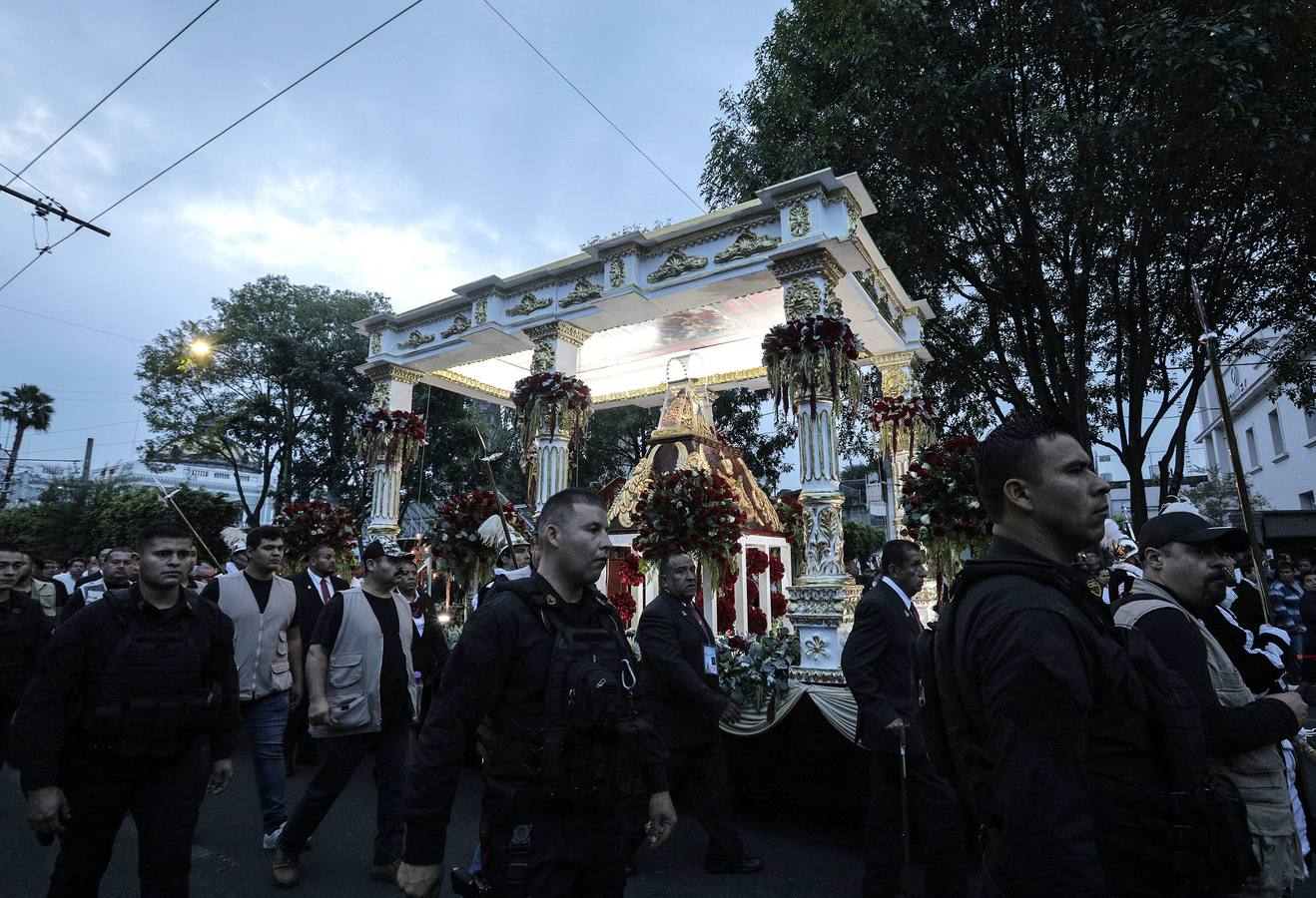 Peregrinos se dirigen a la Catedral Metropolitana de Guadalajara durante un romería en honor a la virgen de Zapopan, en Guadalajara, México. El fervor y devoción de casi dos millones de fieles acompañó la «Romería» de los miles de penitentes que escoltan con danzas y bailes el retorno de la virgen de Zapopan a su iglesia.