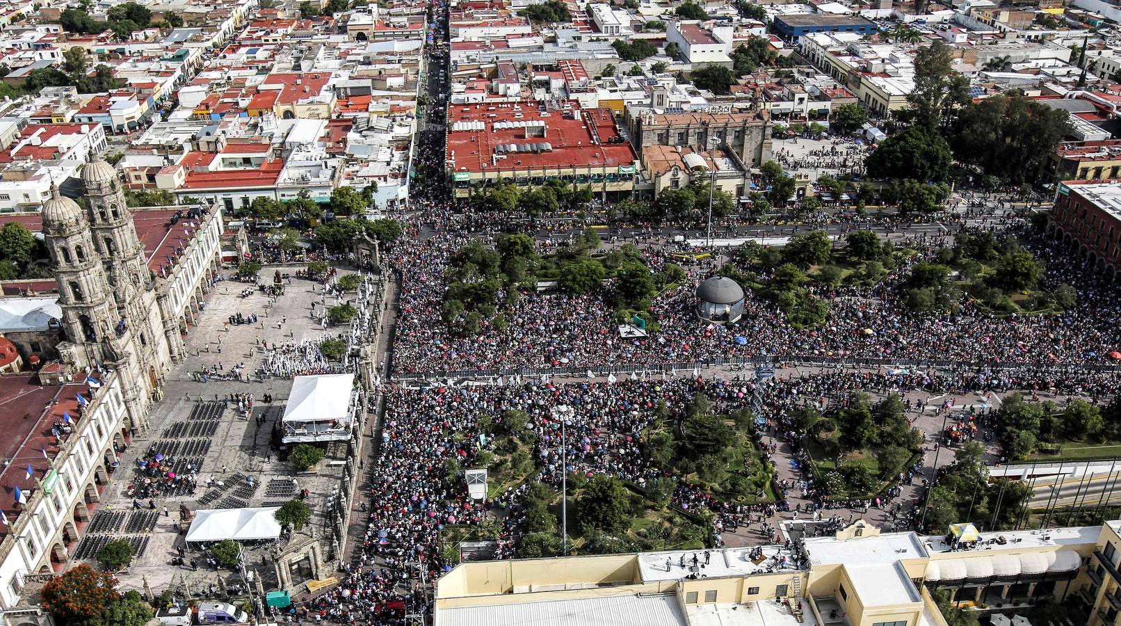 Peregrinos se dirigen a la Catedral Metropolitana de Guadalajara durante un romería en honor a la virgen de Zapopan, en Guadalajara, México. El fervor y devoción de casi dos millones de fieles acompañó la «Romería» de los miles de penitentes que escoltan con danzas y bailes el retorno de la virgen de Zapopan a su iglesia.