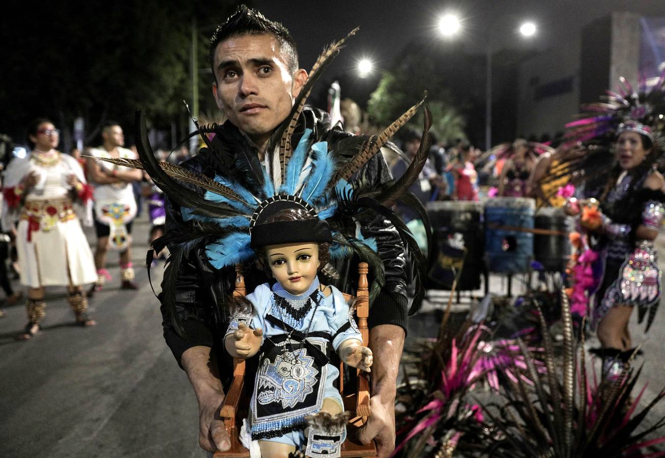 Peregrinos se dirigen a la Catedral Metropolitana de Guadalajara durante un romería en honor a la virgen de Zapopan, en Guadalajara, México. El fervor y devoción de casi dos millones de fieles acompañó la «Romería» de los miles de penitentes que escoltan con danzas y bailes el retorno de la virgen de Zapopan a su iglesia.