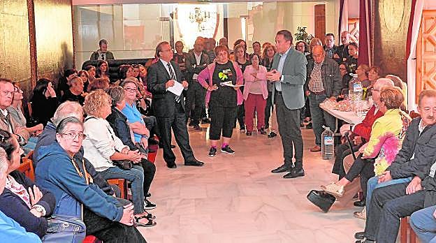 Patricio Valverde, Gloria Martín y Fulgencio Gil, durante la reunión con los damnificados de las ayudas, ayer mañana. 