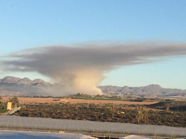 La columna de humo provocada por las quemas agrícolas, ayer. 