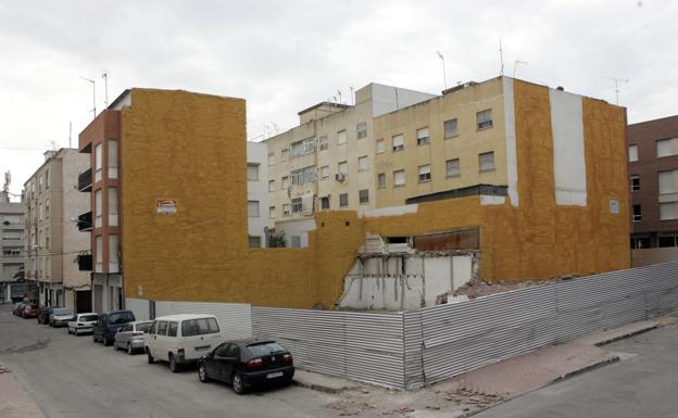 Solar donde había un edificio en al barrio de La Viña afectado por los dos terremotos.