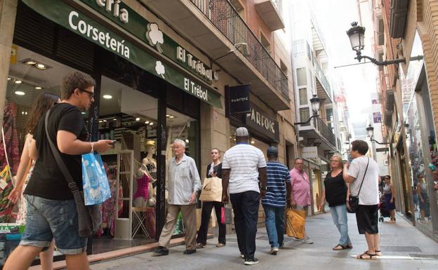 Pequeños comercios de la calle Platería de Murcia, en una imagen de archivo.