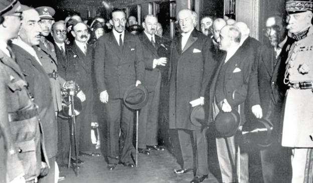 El rey Alfonso XIII, ya en en exilio, en el centro de la imagen.