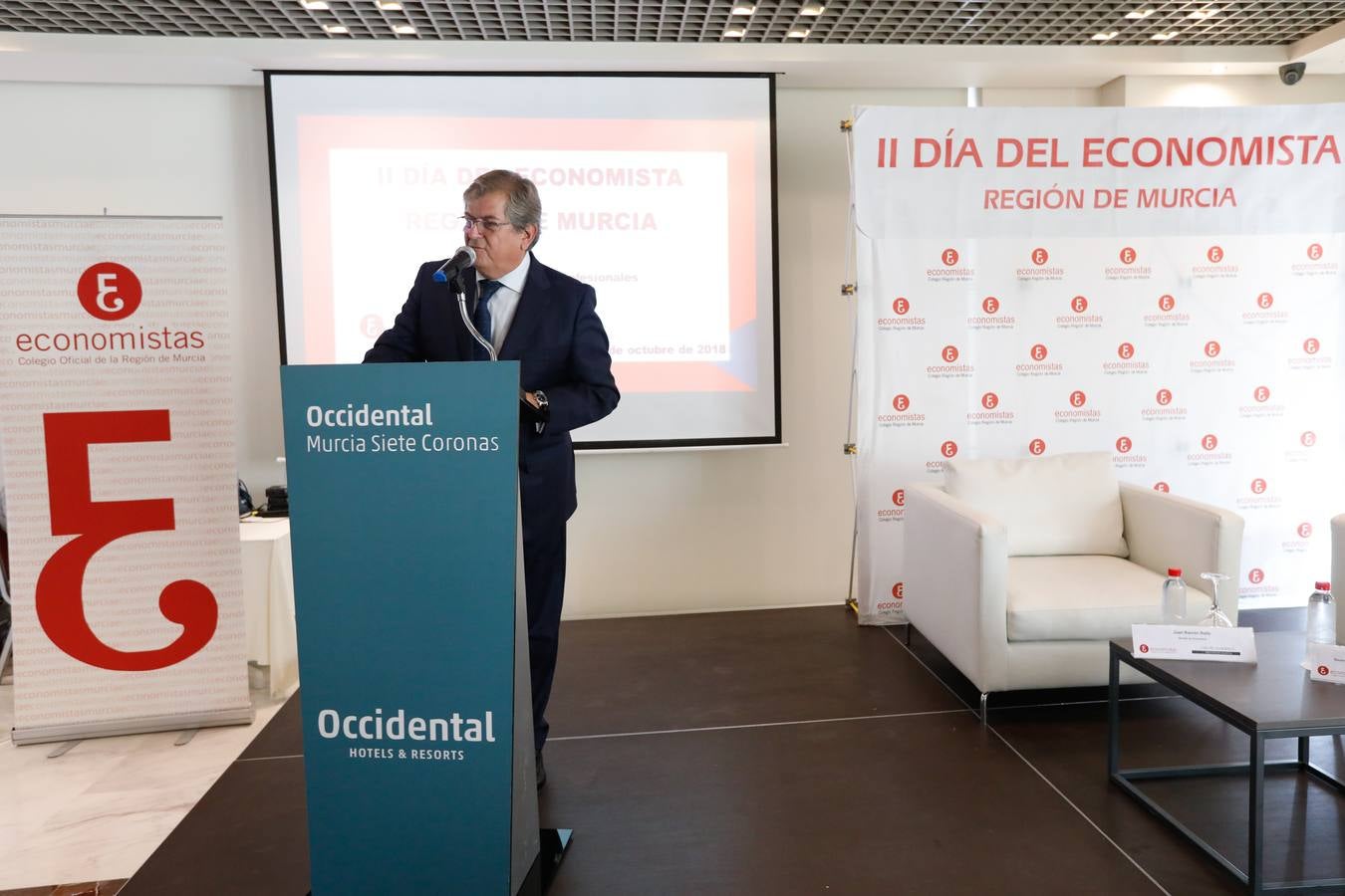 El profesor del IE Business School, que disertó ante 300 economistas, aboga por que las comunidades puedan tener «poder de decisión» tributario para atraer inversiones