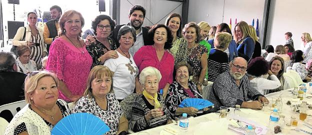 El presidente López Miras y la alcaldesa Moreno, ayer, durante el encuentro celebrado con las amas de casa. 
