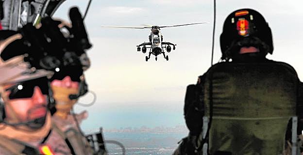 Un helicóptero 'Tigre' escolta al Ezapac de Alcantarilla. 