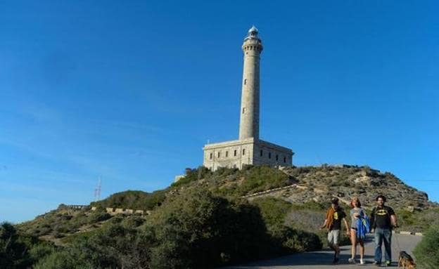 El faro de Cabo de Palos, en lo alto del promontorio desde el que domina el entorno.