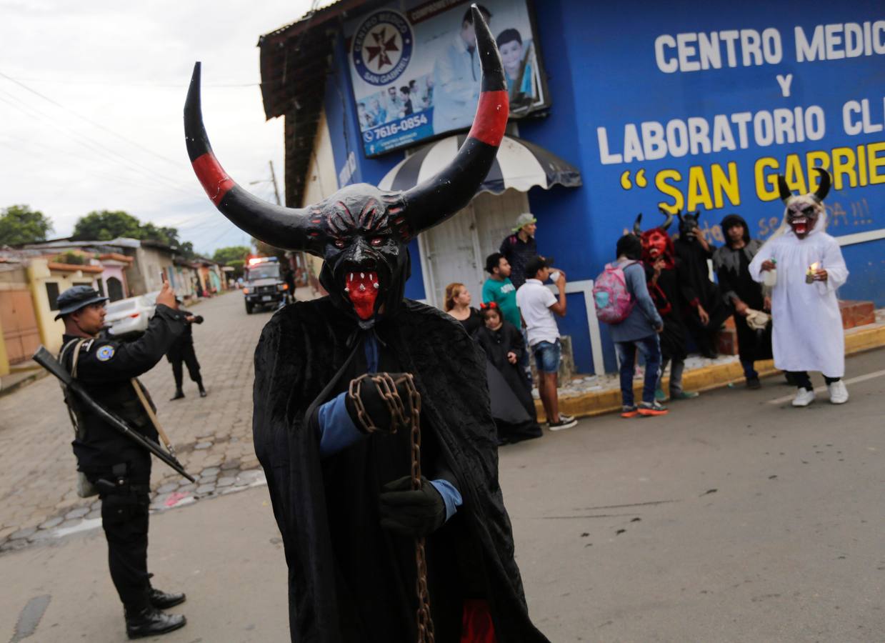 La tradicional fiesta de Los Agüizotes, un carnaval de disfraces terroríficos celebrado en Masaya (Nicaragua), se realizó este año con una disminución de participantes con motivo de las protestas al gobierno de Daniel Ortega.