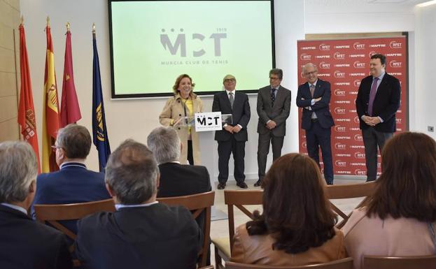 La consejera de Deportes, Adela Martínez-Cachá, en la presentación de la competición celebrada en el Murcia Club de Tenis.