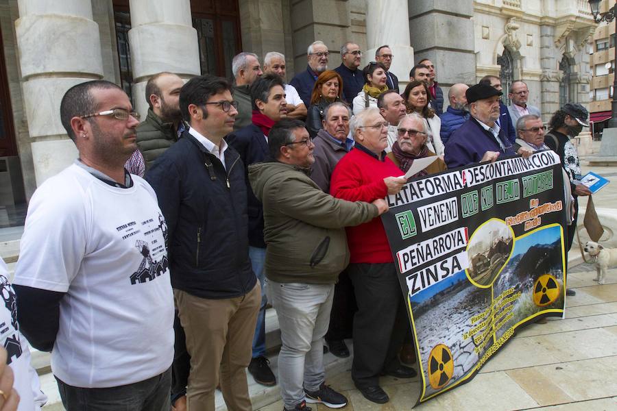 La plataforma de asociaciones de vecinos de cinco barrios de Cartagena exige ante el Palacio Consistorial la limpieza de tres terrenos afectados por residuos industriales