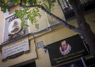 Imagen secundaria 1 - 1. Inscripción en el suelo que cuenta lo sucedido con la casa original. 2. Un medallón de piedra recuerda que ahí estuvo la casa del escritor. 3. Cervantes entraba por la puerta de la calle del León, en la imagen.