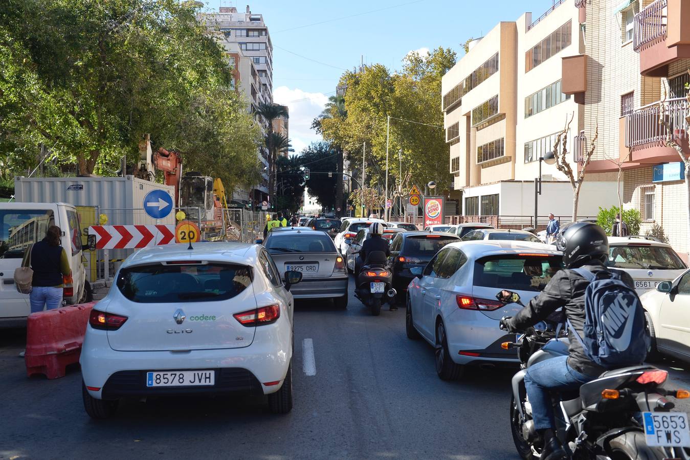 El caos de tráfico se impuso ayer en torno a las 9 de la mañana y poco antes de las 2 de la tarde, coincidiendo con las horas de entrada y salida de los alumnos de los dos colegios ubicados en ambos extremos de la nueva avenida Alfonso X