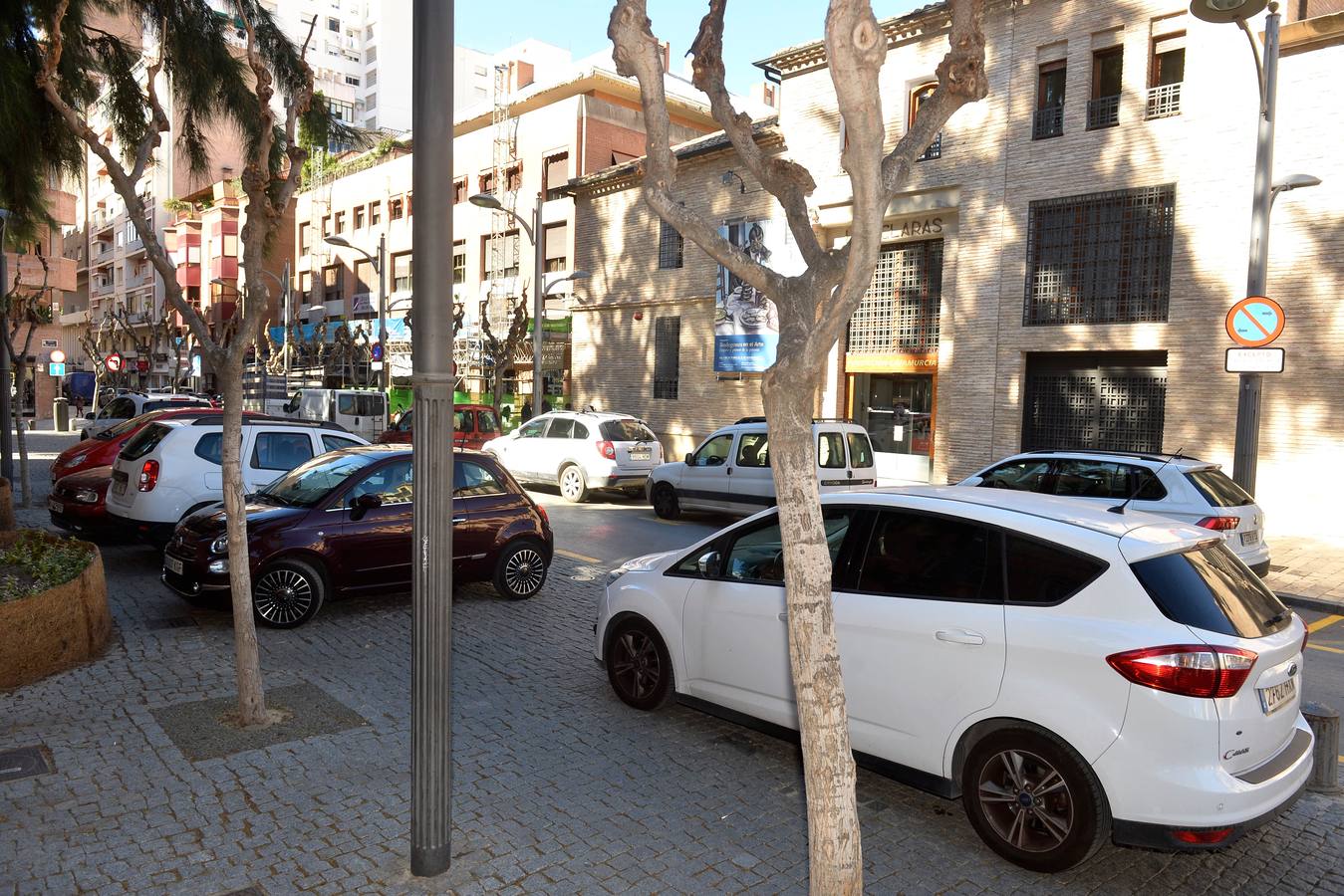 El caos de tráfico se impuso ayer en torno a las 9 de la mañana y poco antes de las 2 de la tarde, coincidiendo con las horas de entrada y salida de los alumnos de los dos colegios ubicados en ambos extremos de la nueva avenida Alfonso X