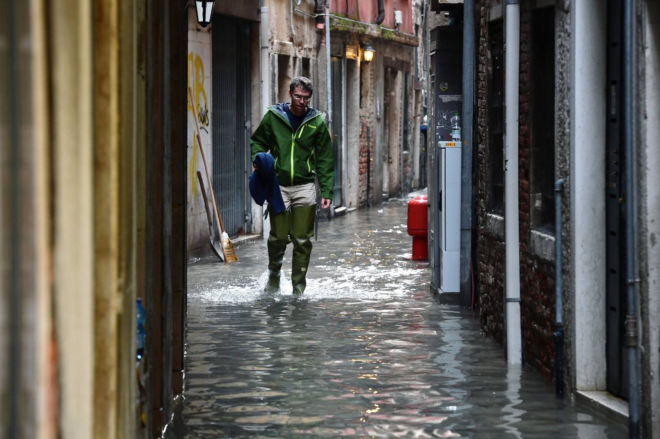 Los turistas se llevarán una anécdota y los residentes unos días de pesadilla. El agua inunda las calles de Venecia tras el paso de un fuerte temporal con intensas lluvias que han provocado el cierre de escuelas, varias carreteras y algunas conexiones ferroviarias.