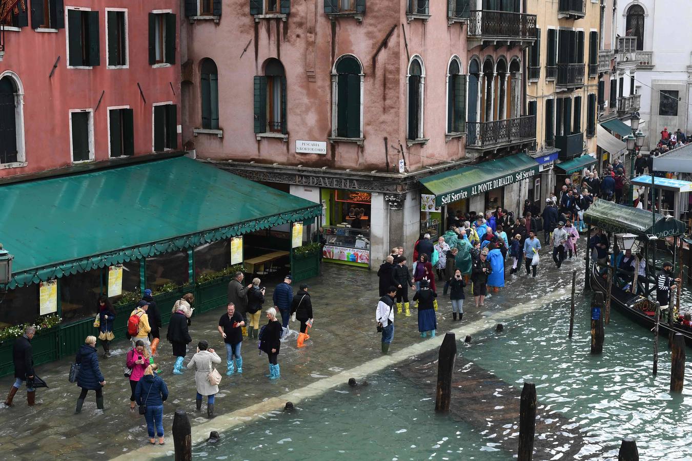 Los turistas se llevarán una anécdota y los residentes unos días de pesadilla. El agua inunda las calles de Venecia tras el paso de un fuerte temporal con intensas lluvias que han provocado el cierre de escuelas, varias carreteras y algunas conexiones ferroviarias.