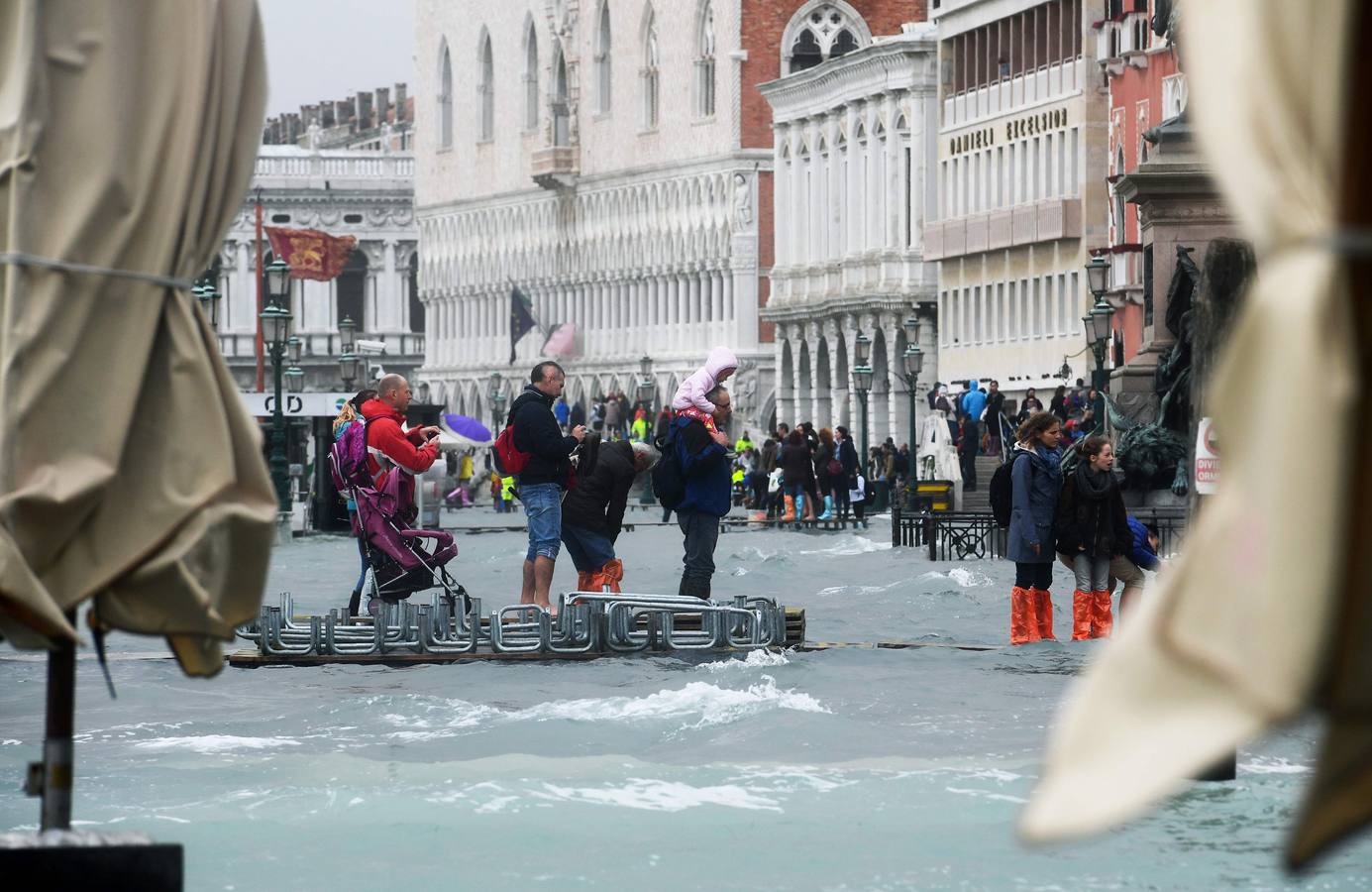Los turistas se llevarán una anécdota y los residentes unos días de pesadilla. El agua inunda las calles de Venecia tras el paso de un fuerte temporal con intensas lluvias que han provocado el cierre de escuelas, varias carreteras y algunas conexiones ferroviarias.