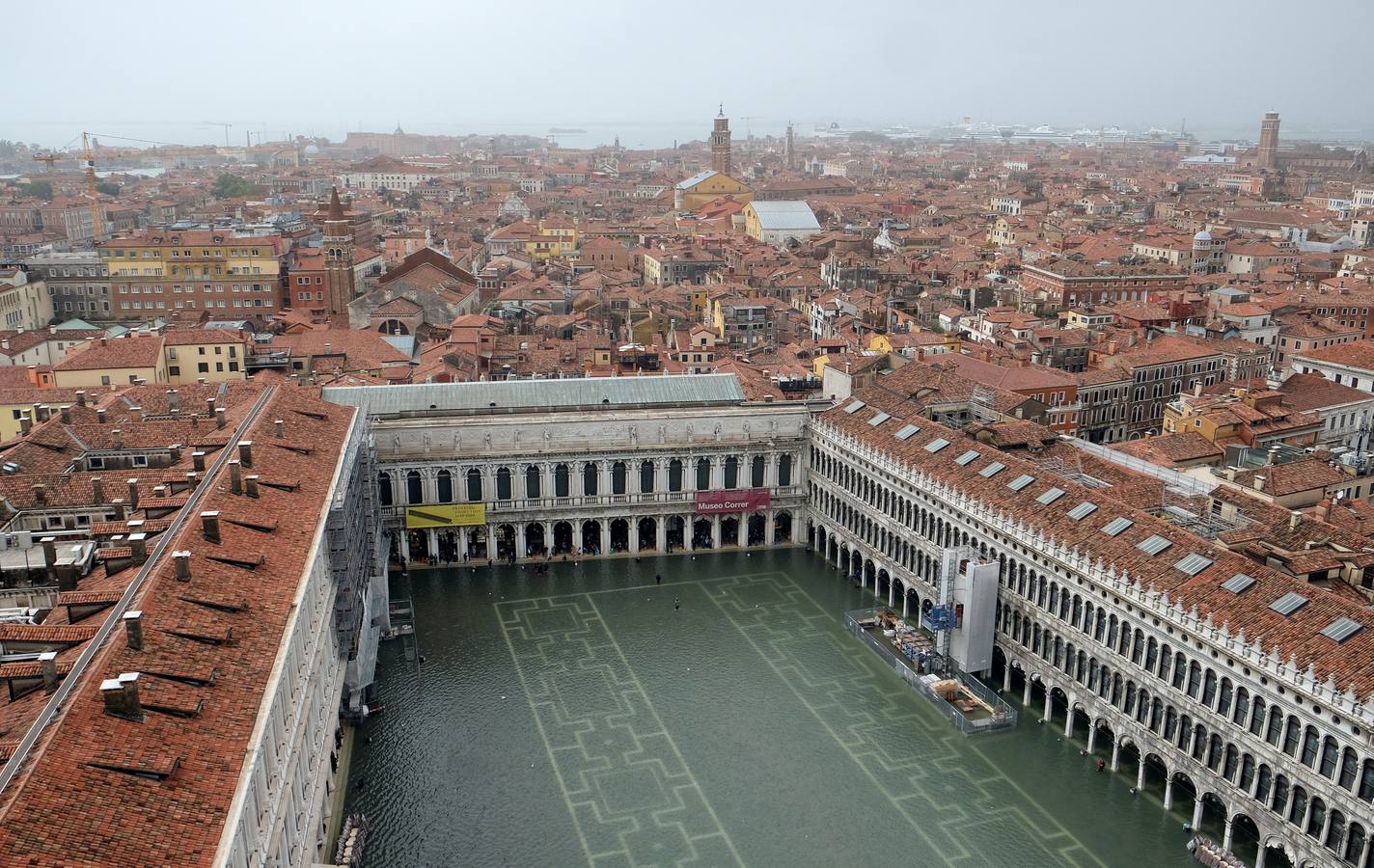 Los turistas se llevarán una anécdota y los residentes unos días de pesadilla. El agua inunda las calles de Venecia tras el paso de un fuerte temporal con intensas lluvias que han provocado el cierre de escuelas, varias carreteras y algunas conexiones ferroviarias.