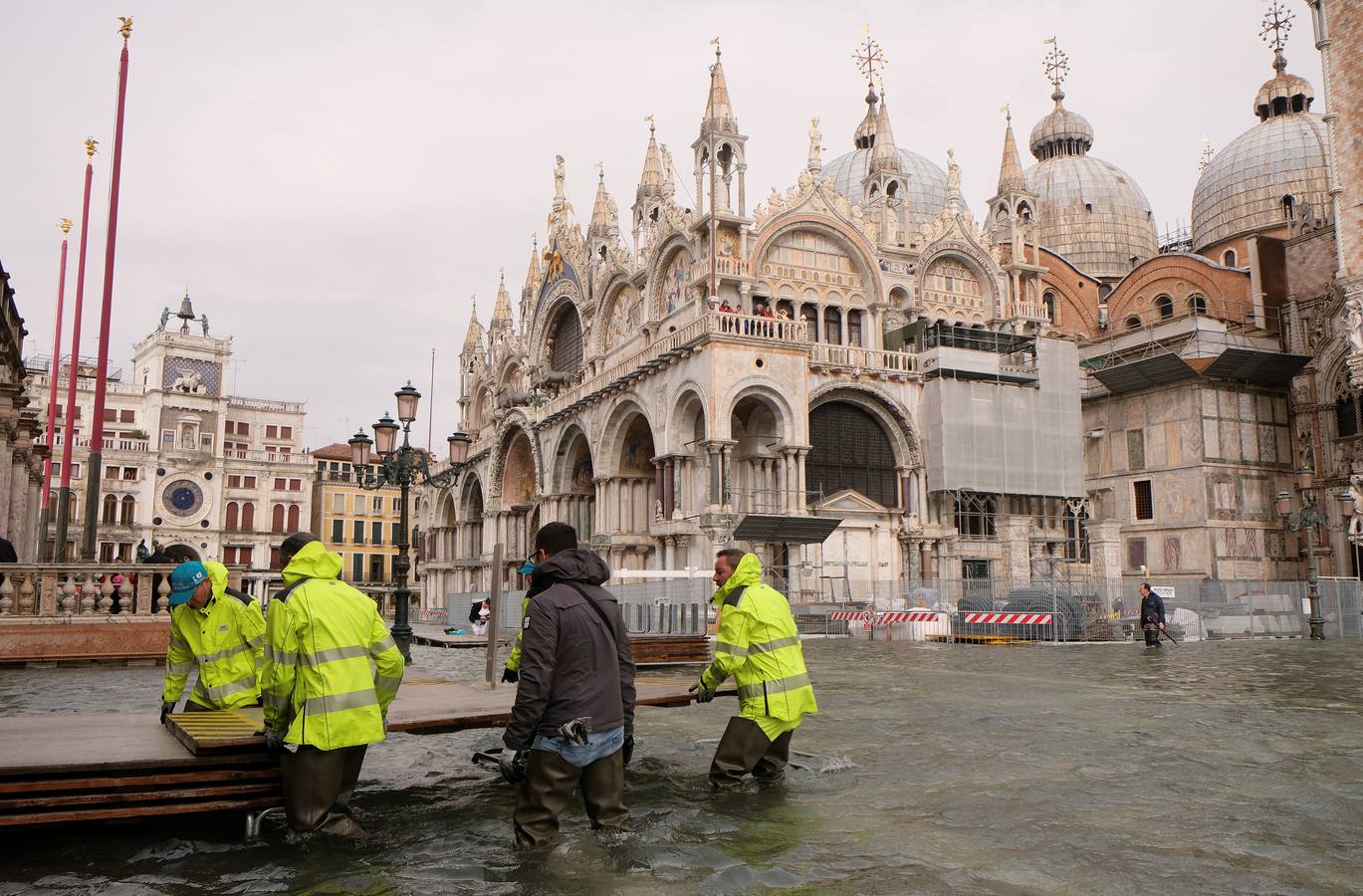 Los turistas se llevarán una anécdota y los residentes unos días de pesadilla. El agua inunda las calles de Venecia tras el paso de un fuerte temporal con intensas lluvias que han provocado el cierre de escuelas, varias carreteras y algunas conexiones ferroviarias.