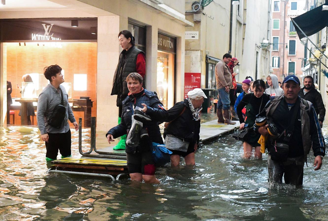 Los turistas se llevarán una anécdota y los residentes unos días de pesadilla. El agua inunda las calles de Venecia tras el paso de un fuerte temporal con intensas lluvias que han provocado el cierre de escuelas, varias carreteras y algunas conexiones ferroviarias.