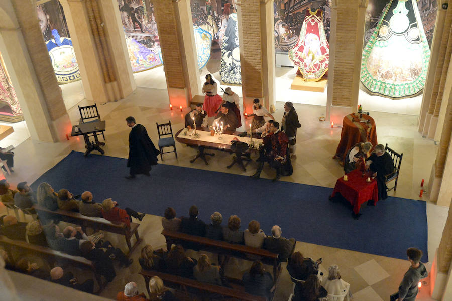 El antiguo convento de San Francisco perfectamente ambientado acogió esta anoche la representación de Don Juan Tenorio. Cincuenta actores, cuatro escenarios y unas 400 personas pudieron disfrutar de la obra, que volvió a ser una alternativa a la noche de Halloween.