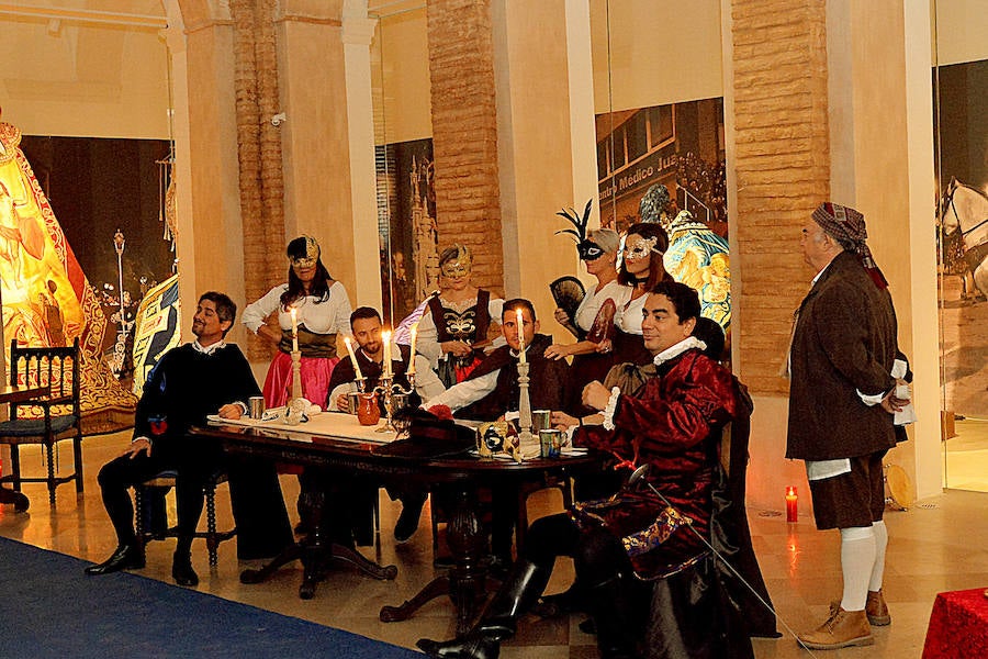 El antiguo convento de San Francisco perfectamente ambientado acogió esta anoche la representación de Don Juan Tenorio. Cincuenta actores, cuatro escenarios y unas 400 personas pudieron disfrutar de la obra, que volvió a ser una alternativa a la noche de Halloween.