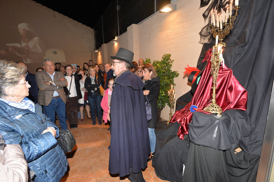 El antiguo convento de San Francisco perfectamente ambientado acogió esta anoche la representación de Don Juan Tenorio. Cincuenta actores, cuatro escenarios y unas 400 personas pudieron disfrutar de la obra, que volvió a ser una alternativa a la noche de Halloween.