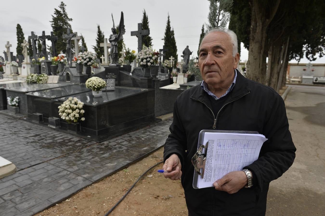 El día de Todos los Santos sigue siendo por excelencia la fecha más demandada para que los murcianos visiten los cementerios del municipio, los de pedanías y, en especial, el de Nuestro Padre Jesús, para cumplir con la tradición de llevar flores y rezar unas oraciones por los fieles difuntos.