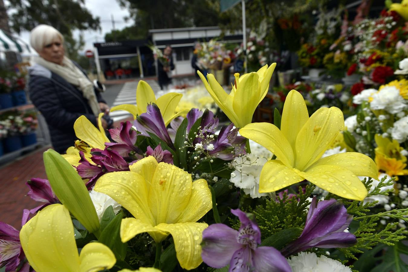 El día de Todos los Santos sigue siendo por excelencia la fecha más demandada para que los murcianos visiten los cementerios del municipio, los de pedanías y, en especial, el de Nuestro Padre Jesús, para cumplir con la tradición de llevar flores y rezar unas oraciones por los fieles difuntos.