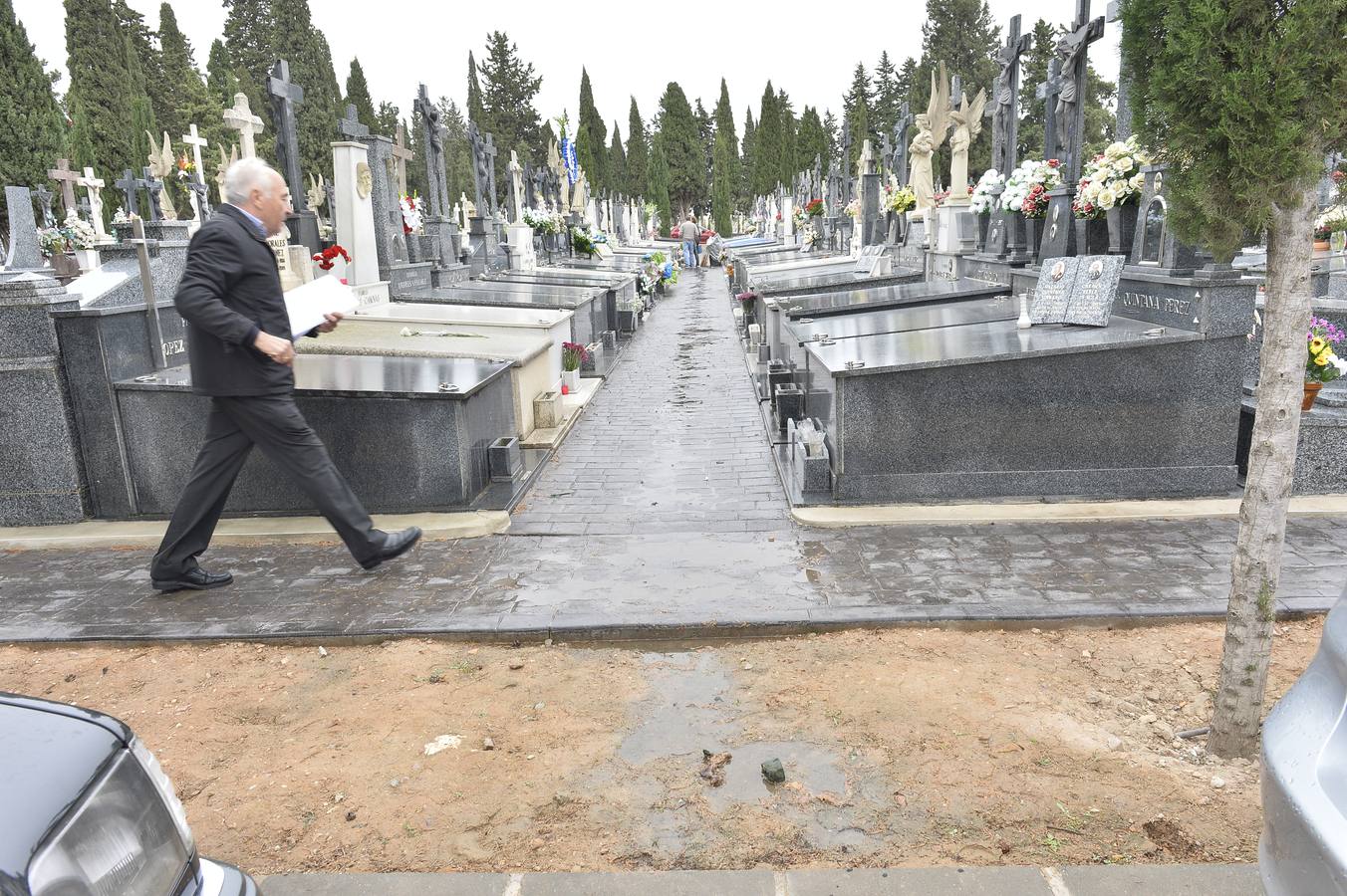 El día de Todos los Santos sigue siendo por excelencia la fecha más demandada para que los murcianos visiten los cementerios del municipio, los de pedanías y, en especial, el de Nuestro Padre Jesús, para cumplir con la tradición de llevar flores y rezar unas oraciones por los fieles difuntos.