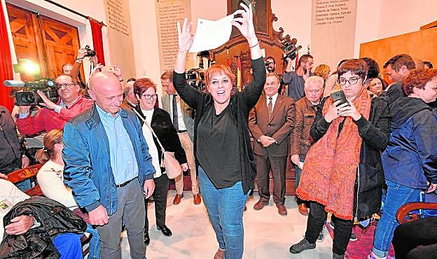 Pedro Sosa mira al suelo emocionado mientras Gloria Martín muestra el acuerdo tras la firma del Gobierno regional. 