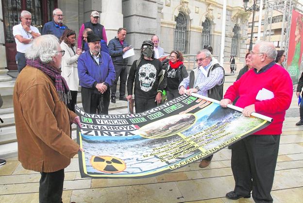 Protesta de la plataforma vecinal, ayer ante el Palacio Consistorial. 