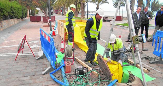 Técnicos de la Comunidad, reparando una tubería con poliéster, en San Javier, junto al Mar Menor. 