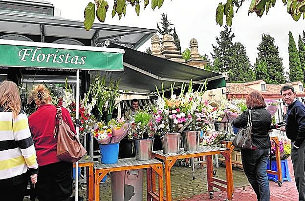 Puestos de flores, ayer, en la puerta del cementerio. 