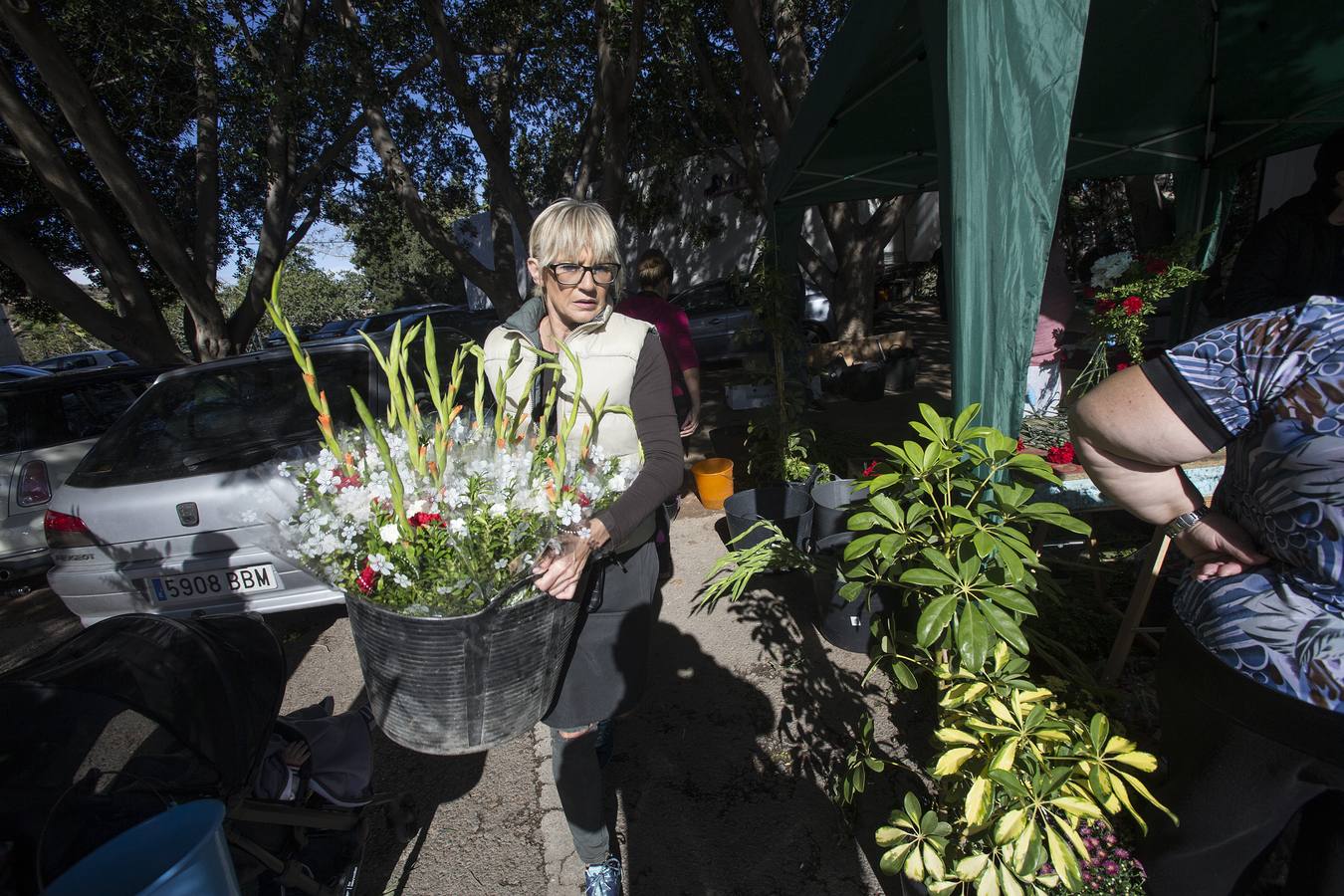 Cientos de personas acudieron con un día de antelación a limpiar y adornar las tumbas en las que reposan sus seres queridos.