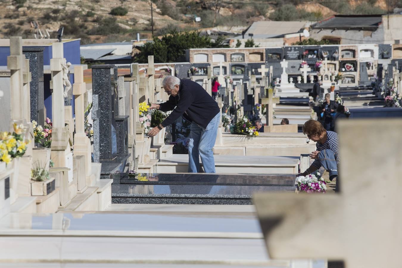 Cientos de personas acudieron con un día de antelación a limpiar y adornar las tumbas en las que reposan sus seres queridos.