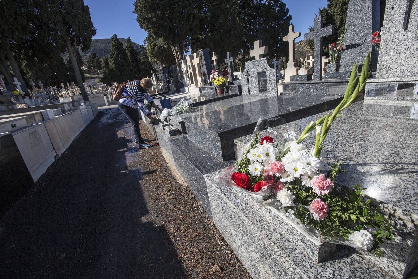 Cientos de personas acudieron con un día de antelación a limpiar y adornar las tumbas en las que reposan sus seres queridos.